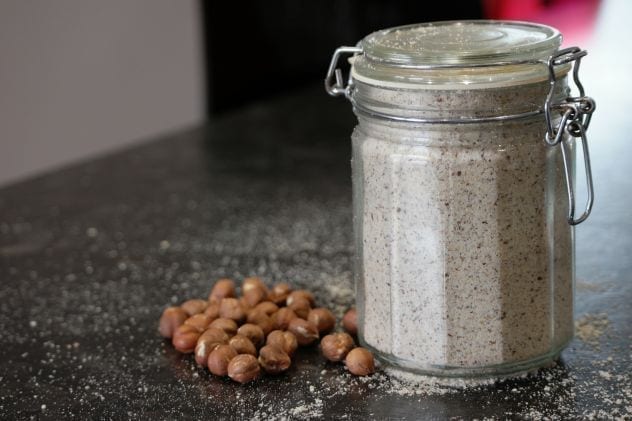 torréfier la poudre d'amande