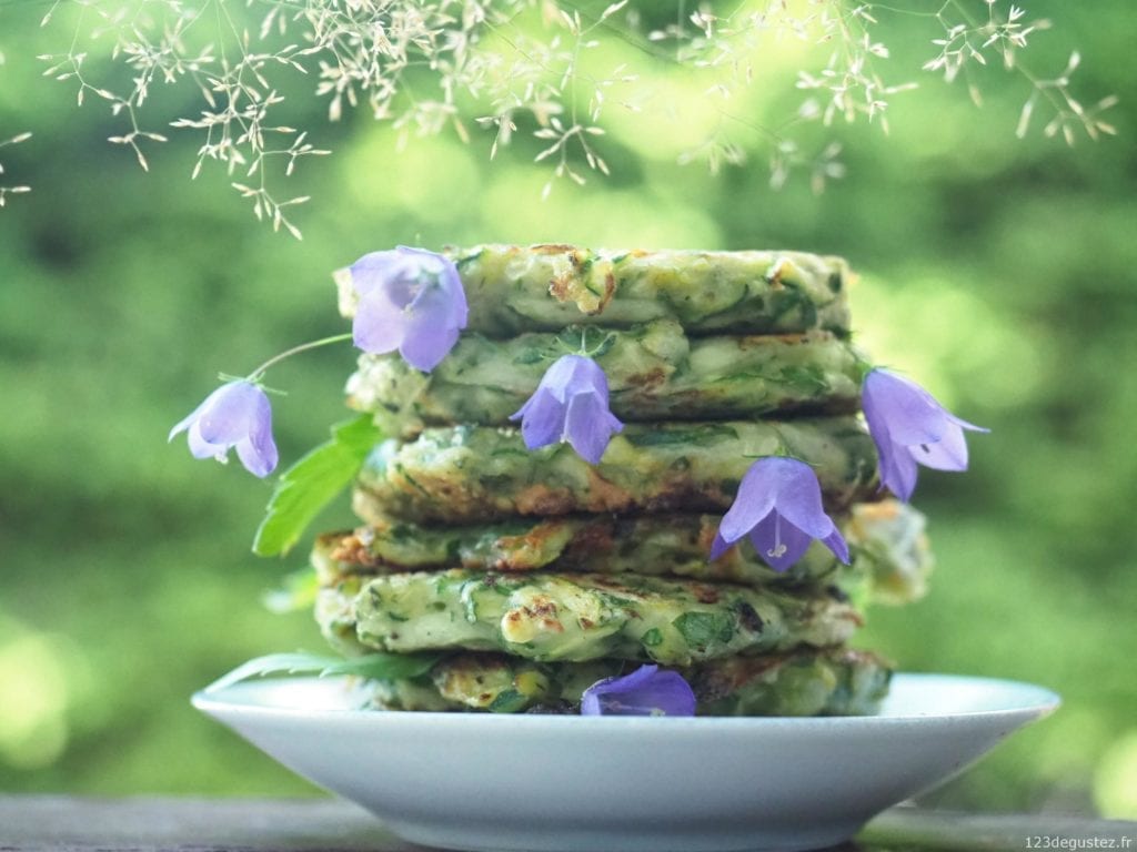 galette de courgette au roquefort et livèche
