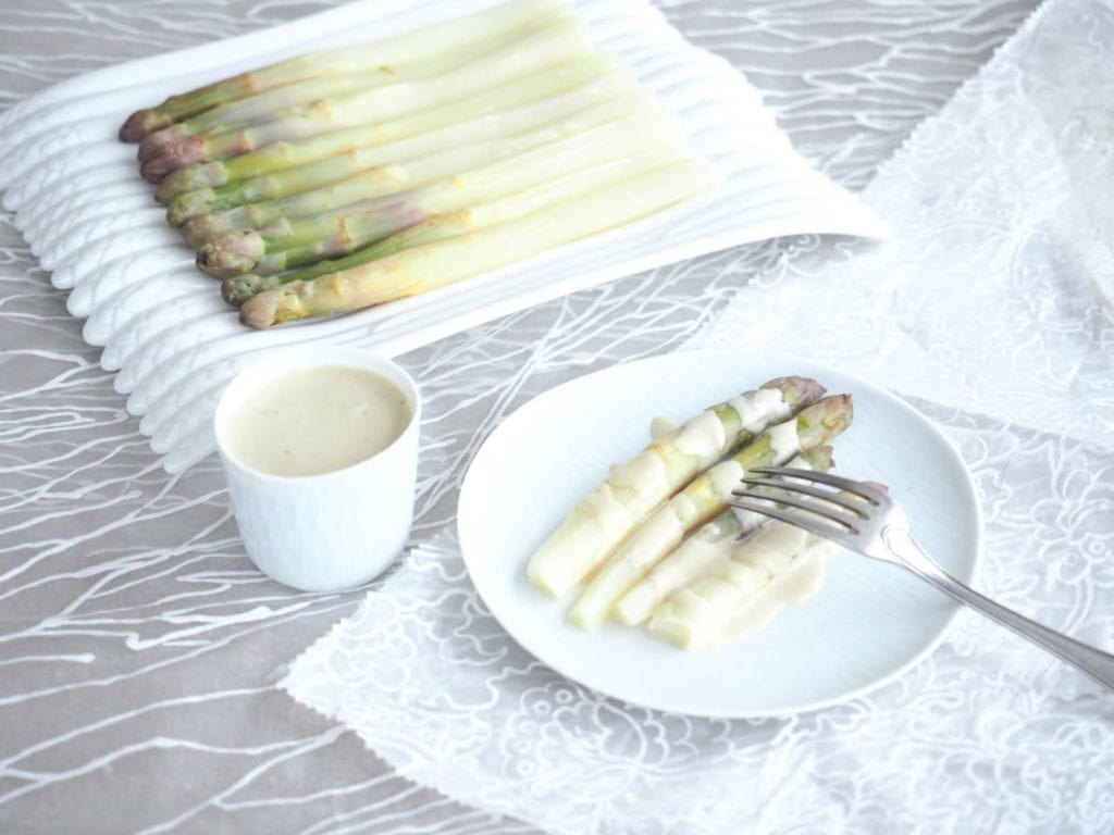 Asperges sauce césar