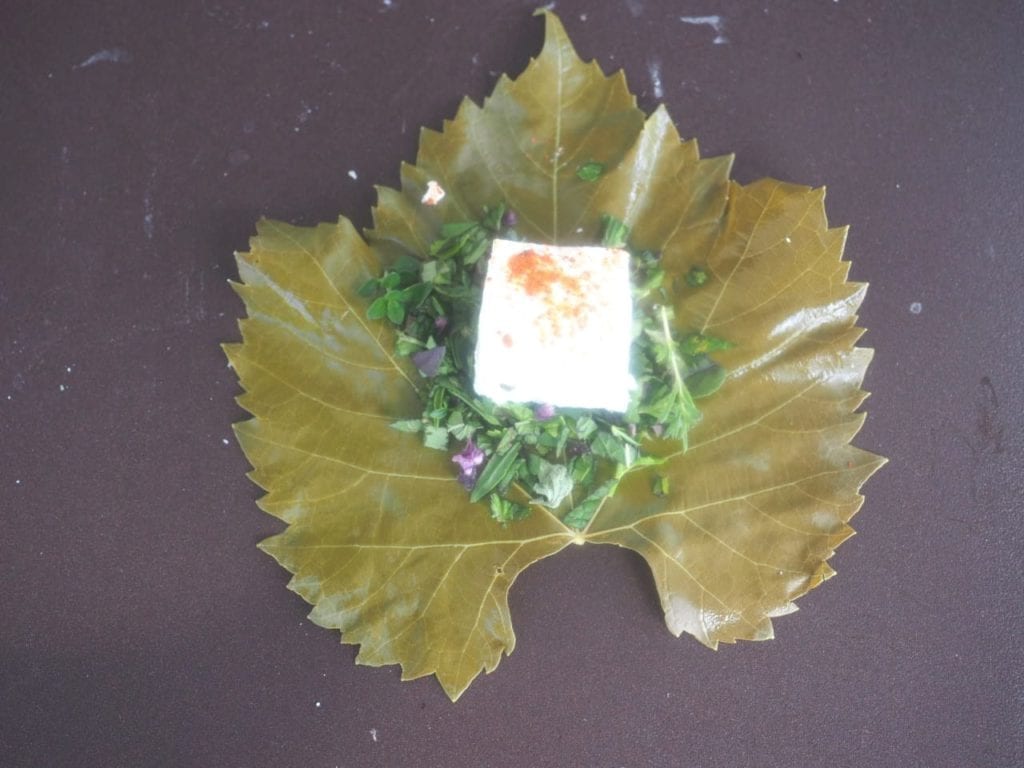 féta en papillote de feuilles de vigne