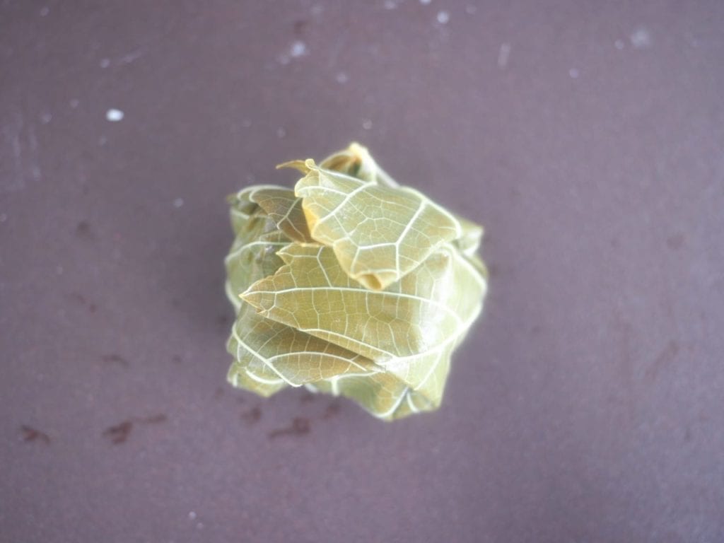 féta en papillote de feuilles de vigne