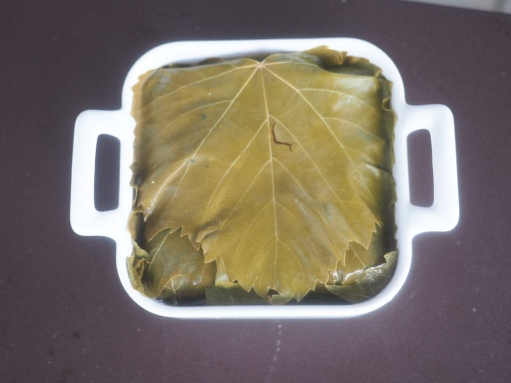 féta en papillote de feuilles de vigne