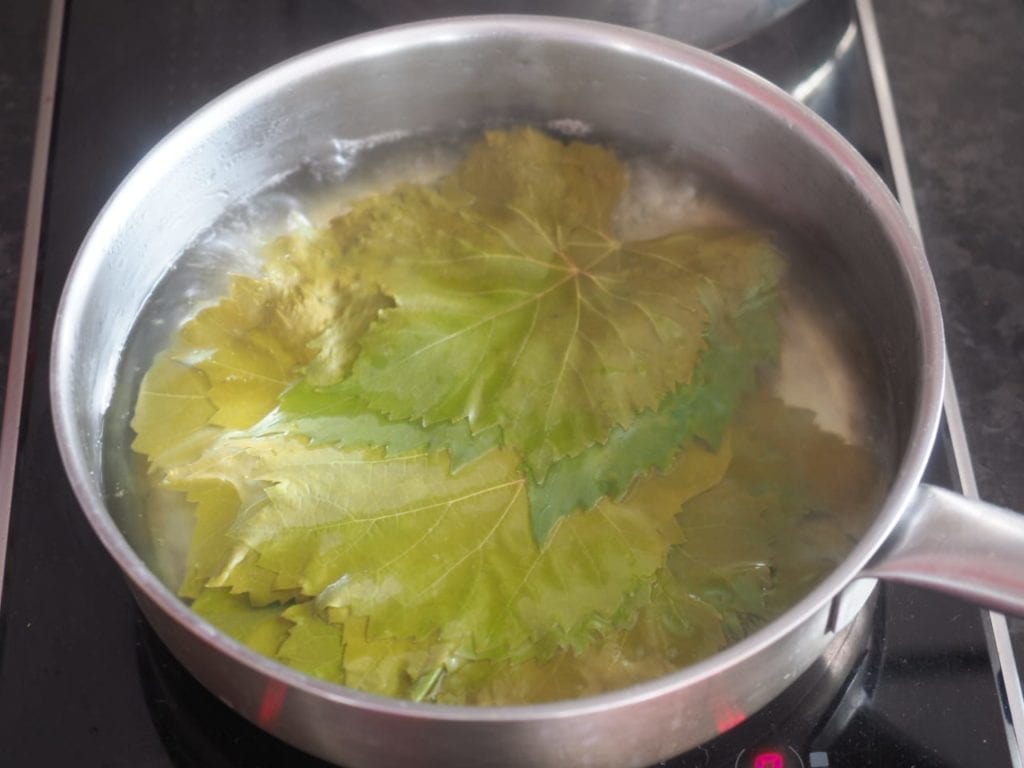 féta en papillote de feuilles de vigne