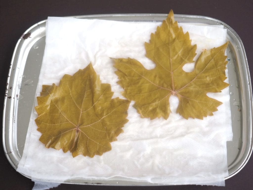 féta en papillote de feuilles de vigne
