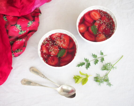 Soupe de fraises légère à l’hibiscus