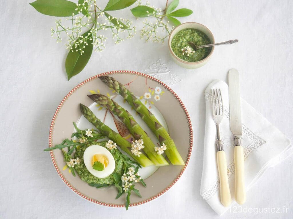asperges sauce roquette