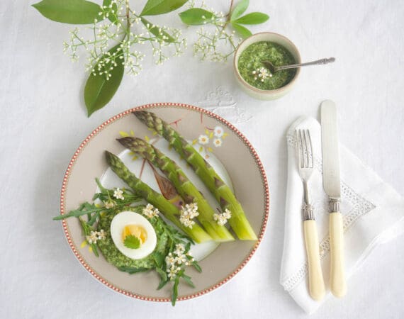 asperges sauce roquette